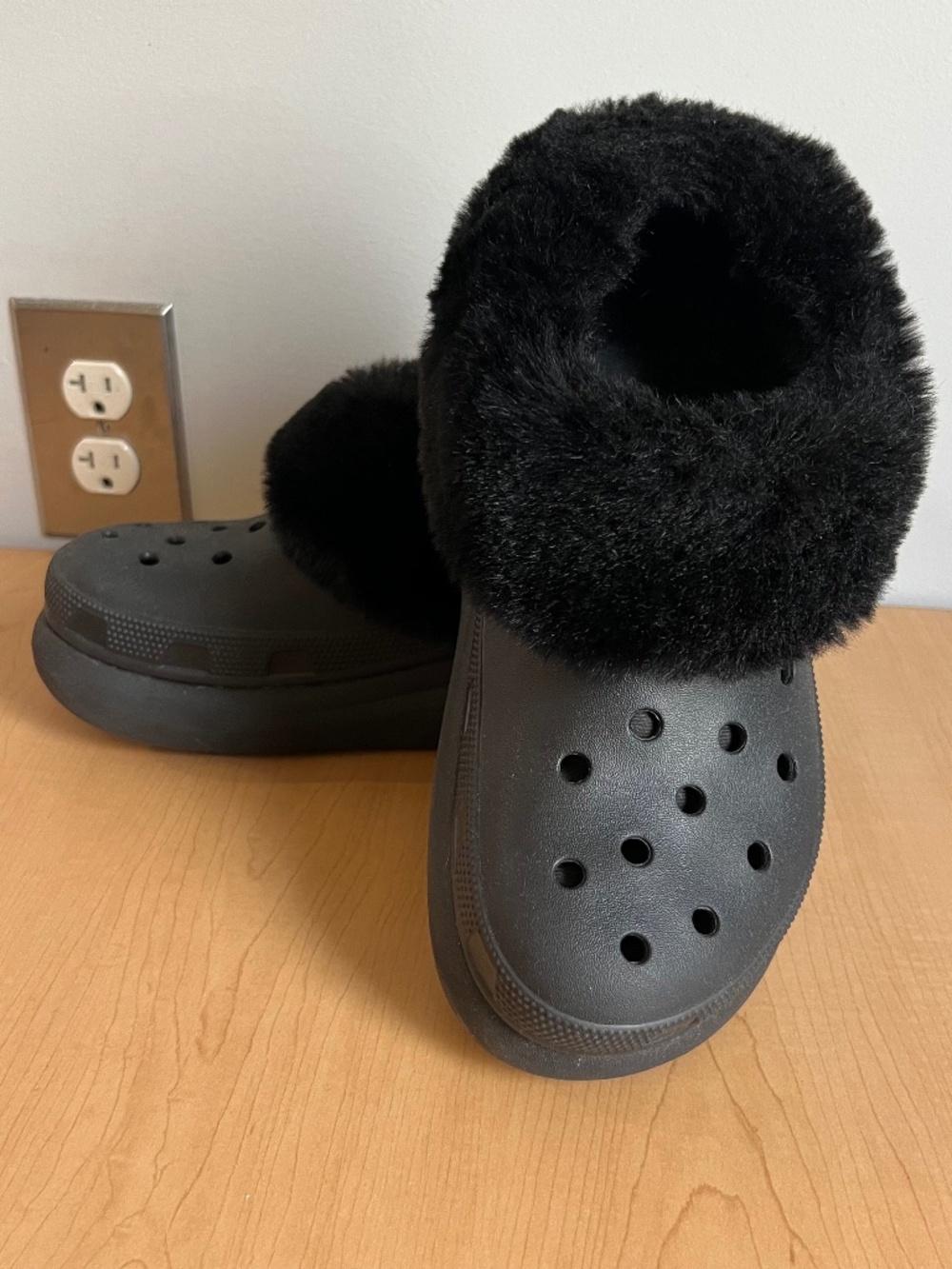 Crocs Classic Fuzzy Lined Clogs Black Women’s 8 Men’s 6